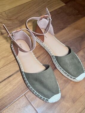 Women’s Old Navy Olive Green & Tan Espadrille Ankle-Strap Flats with Straps